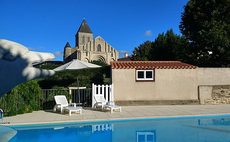 heated_pool_dolphin_gites_vendee