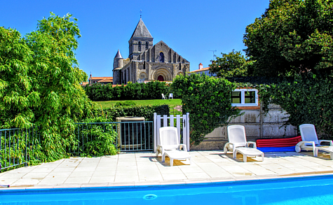 heated_pool_dolphin_gites_vendee