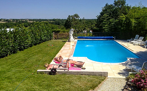 heated_pool_dolphin_gites_vendee