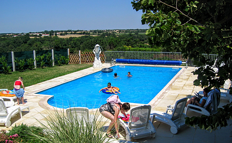 heated_pool_dolphin_gites_vendee