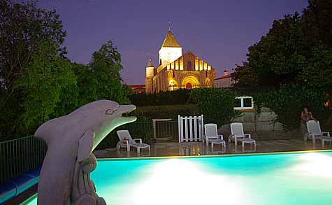 heated_pool_dolphin_gites_vendee